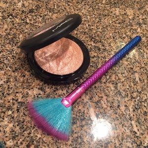 BRAND NEW MAC Highlighter w MODA Brush!